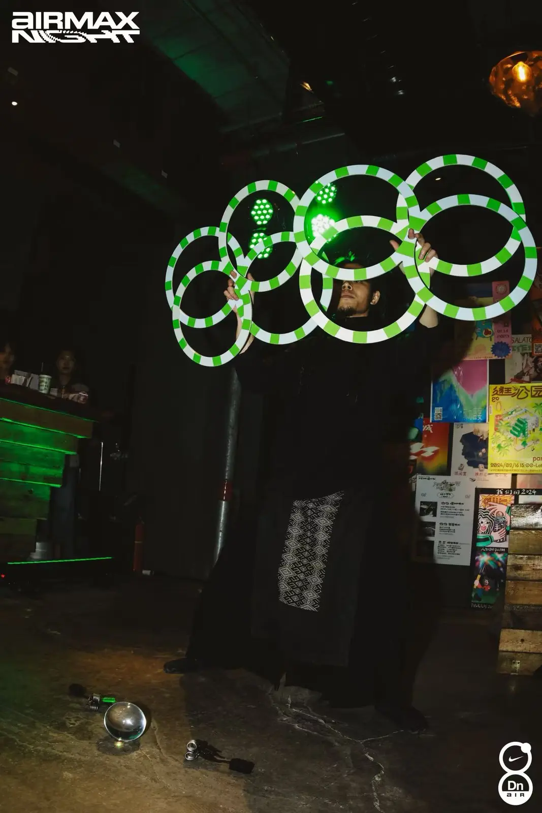 Nike AirMaxNight 现场的多环表演